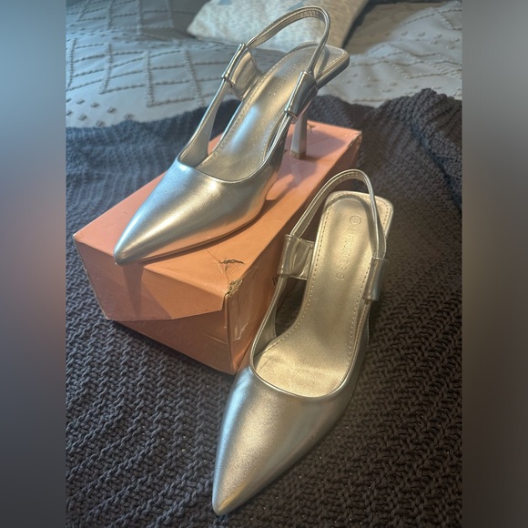 Lohanna Silver Pointed-Toe Slingback Mule Pumps. Size 8. Worn once. - Picture 3 of 4